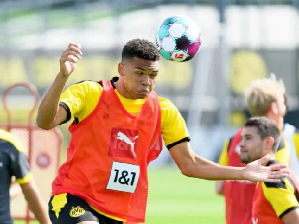 Borussia Dortmund akan segera promosikan Nnamdi Collins ke tim utama