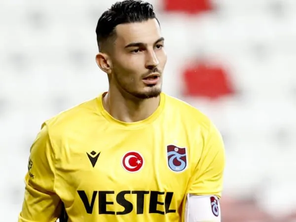 Liverpool Pantau Kiper Turki untuk Gantikan Adrian