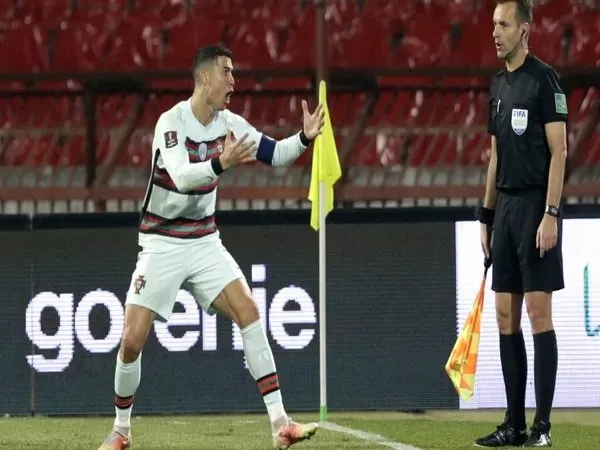 Cristiano Ronaldo begitu emosi saat wasit Danny Makkelie tak mengesahkan golnya ke gawang Serbia dalam laga Kualifikasi Piala Dunia 2022 (28/3) / via EPA