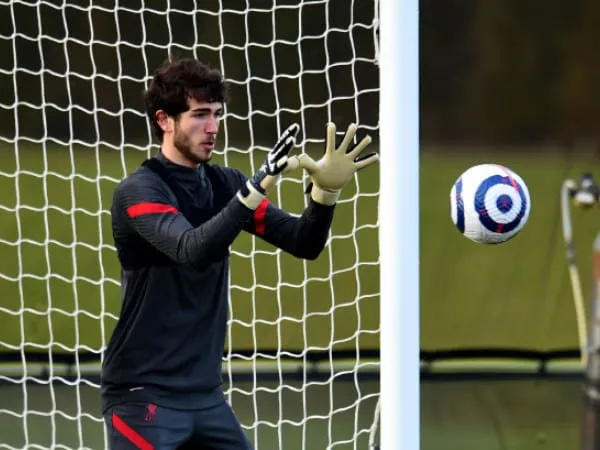 Alisson Bantu Kiper Muda Liverpool untuk Terus Belajar