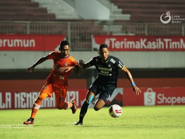 Wander Luiz saat dikawal bek Persiraja. Robert Rene Alberts mengeluh pemainnya banyak membuang peluang