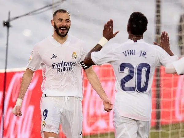 Real Madrid kalahkan Eibar berkat gol-gol Karim Benzema dan Marco Asensio.
