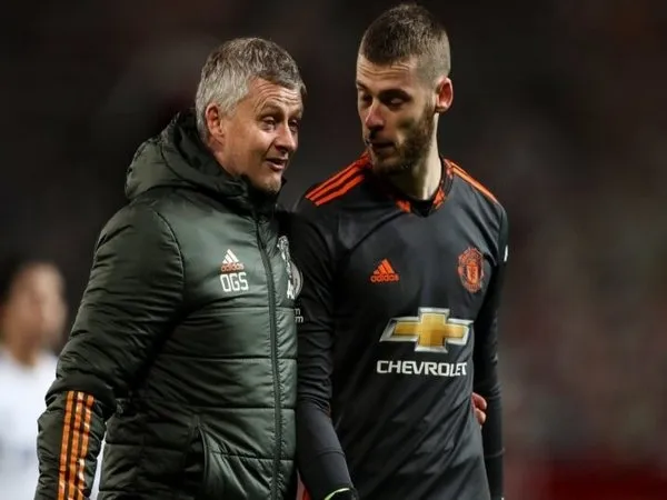 Ole Gunnar Solskjaer dan David De Gea / via Getty Images
