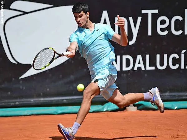 Carlos Alcaraz melangkah ke babak kedua di Marbella musim 2021
