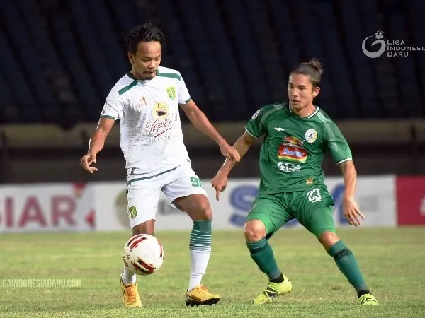 Pemain Persebaya, Muhammad Hidayat ketika dikawal Kim Jeffrey Kurniawan.