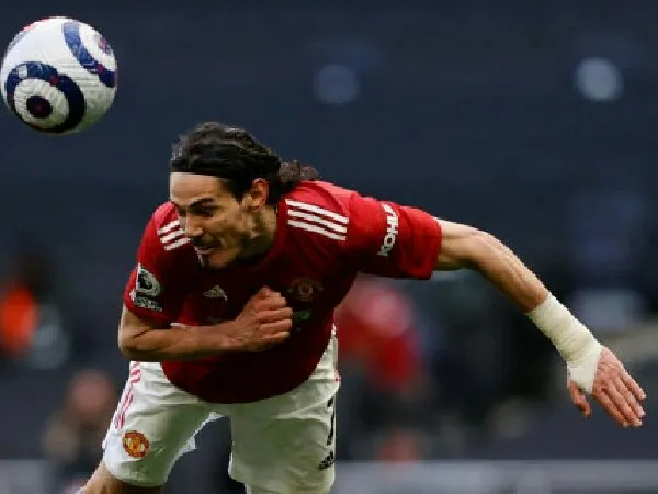 Mark Hughes Dorong MU Untuk Bujuk Edinson Cavani Agar Mau Bertahan