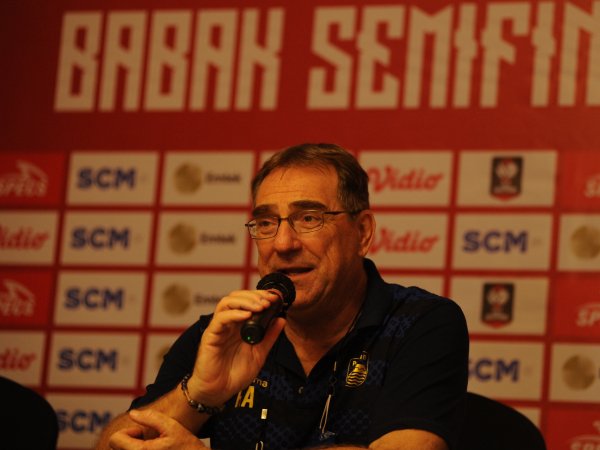 Robert Pastikan Persib Tetap Tampil Menyerang Demi Lolos ke Final