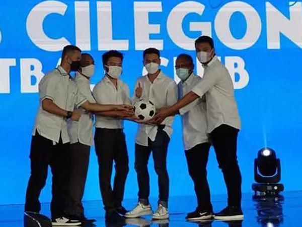 Raffi Ahmad memperkenalkan pemain Rans Cilegon FC