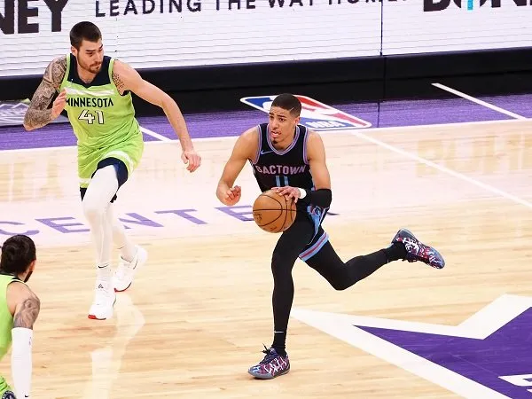 Luke Walton tunjuk Tyrese Haliburton sebagai pengganti sementara De'Aaron Fox.