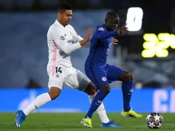 Raphael Varane puji performa N'Golo Kante.