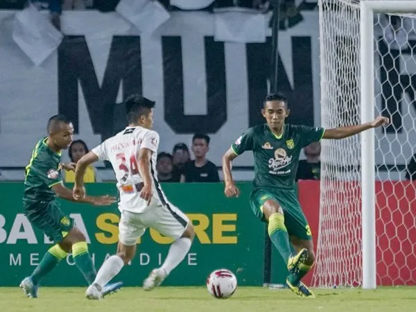 Rizky Ridho (kanan) saat memperkuat Persebaya Surabaya di Liga 1