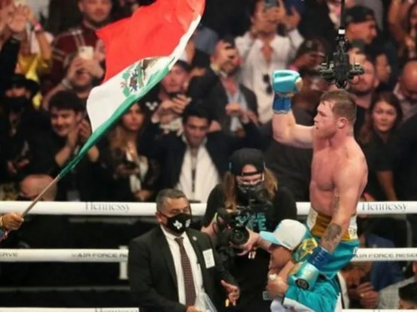 Canelo Alvarez sedang melakukan selebrasi. (Images: Getty)