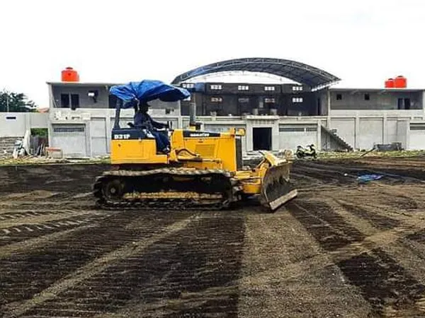 Proses pengerjaan lapangan latihan Madura United