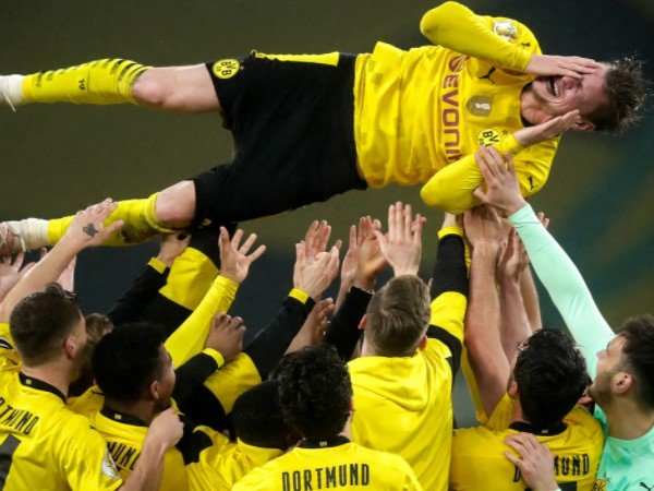 Dortmund Menangi DFB Pokal, Lukasz Piszczek Justru Menangis