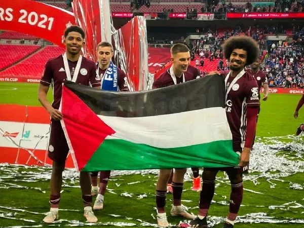 Dua pemain Leicester City mengibarkan bendera Palestina