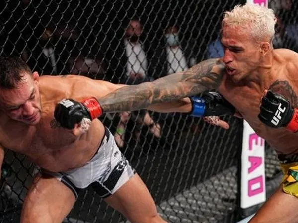 Petarung Charles Oliveira ketika menghajar Michael Chandler. (Images: Getty)