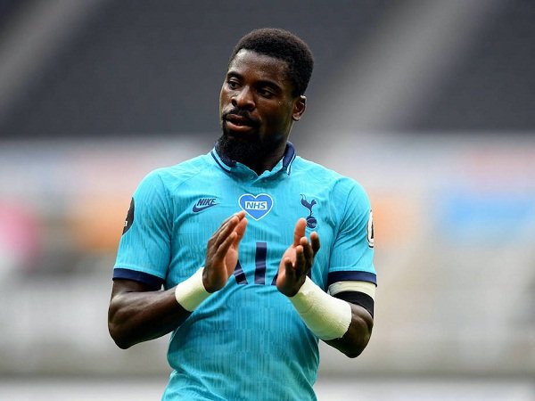 PSG dan Madrid Temani AC Milan Dalam Perburuan Serge Aurier