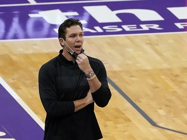 Jasa Luke Walton masih akan dipakai Sacramento Kings hingga NBA 2022.