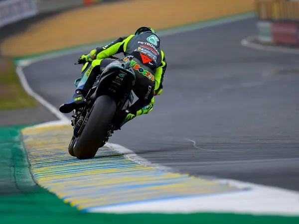 Max Biaggi prihatin lihat performa Valentino Rossi yang tak kunjung meningkat lagi.