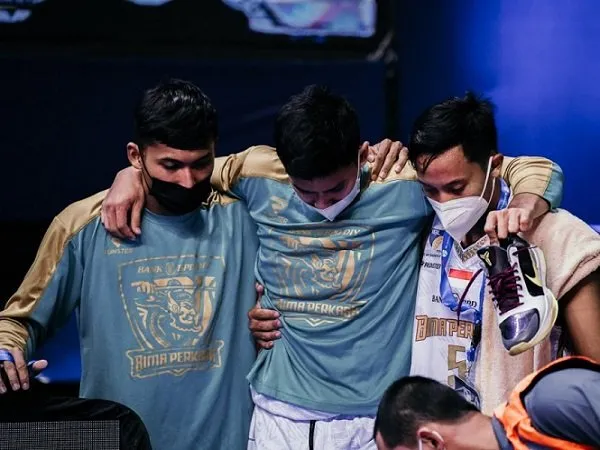 Pemain Bima Perkasa terlihat sedang membopong Nuke Tri Saputra. (Images: IBL)