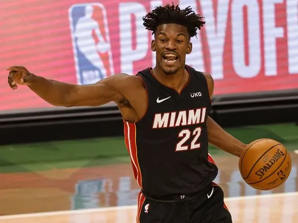 Jimmy Butler enggan menyerah meski Miami Heat tertinggal 0-3 dari Milwaukee Bucks. (Gambar: Sky Sports)