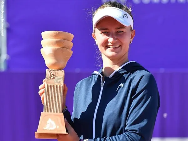 Barbora Krejcikova naik podium juara di Strasbourg musim 2021