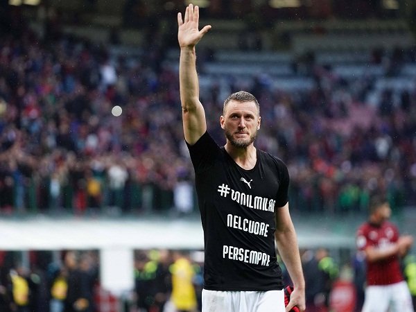 Abate Beri Tips Kepada Hernandez Agar Jadi Bek Terbaik di Dunia