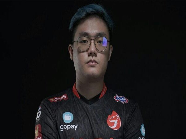 Entruv Resmi Tinggalkan Kursi Kepelatihan Aura Esports