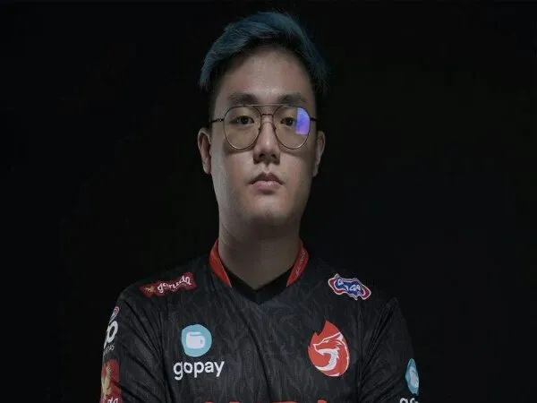 Entruv Resmi Tinggalkan Kursi Kepelatihan Aura Esports