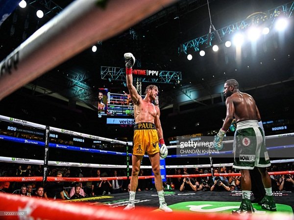 Mayweather Akui Logan Paul Pintar Gunakan Berat Badannya