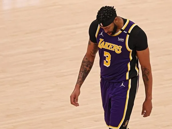 Anthony Davis punya alasan penting mengapa selalu pakai kaus dalam berlengan.