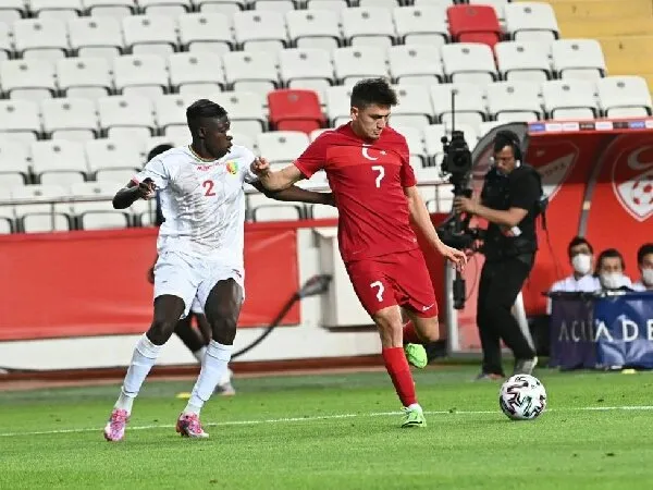 Cengiz Under masih menolak bicara tentang masa depannya di AS Roma