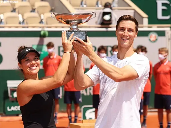 Joe Salisbury [kanan] dan Desirae Krawczyk [kiri] bawa pulang gelar French Open nomor ganda campuran musim 2021