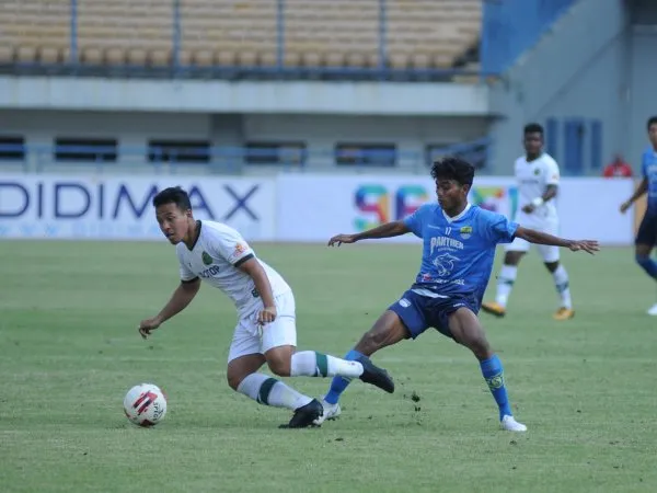 Saiful diturunkan Robert Rene Alberts di babak kedua menggantikan Ezra Walian