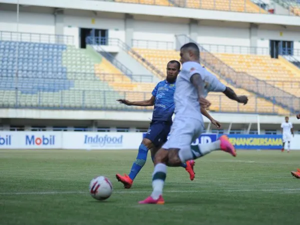 Pemain Persib, Supardi dalam laga uji coba melawan Tira Persikabo