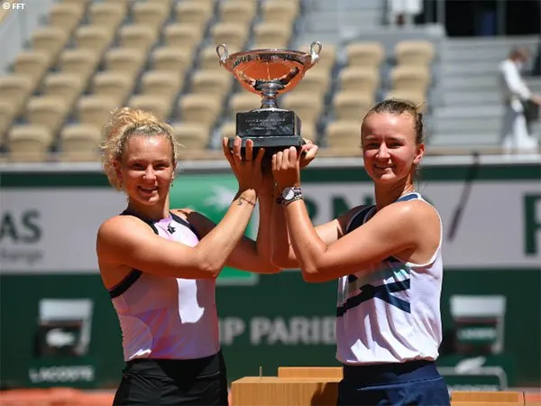 Barbora Krejcikova [kanan] menangkan gelar French Open nomor tunggal dan ganda di musim yang sama