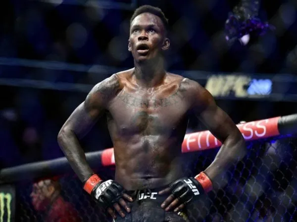 Petarung UFC kelas menengah, Israel Adesanya berhasil pertahankan gelarnya. (Images: Getty)