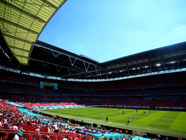 Seorang Fans Dilarikan Ke Rumah Sakit Setelah Jatuh dari Tribun di Stadion Wembley