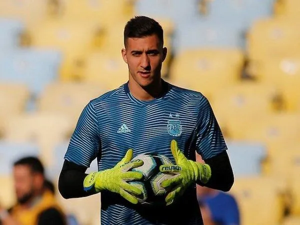 Kiper Timnas Argentina yaitu Juan Musso, masuk dalam radar Atalanta di bursa transfer musim panas ini / via EPA
