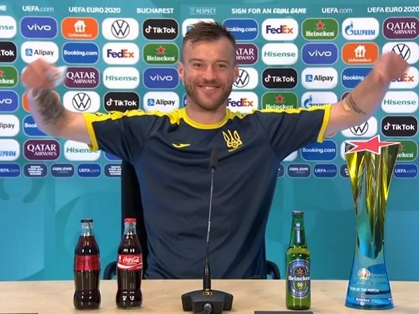 Andriy Yarmolenko lakukan kebalikan dari Cristiano Ronaldo soal Coca Cola.