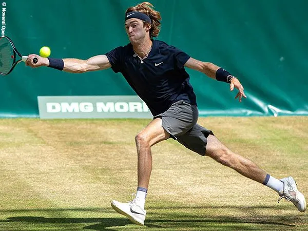 Andrey Rublev melangkah ke semifinal Halle Open 2021