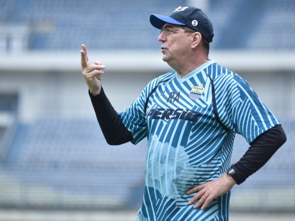 Robert Ungkap Alasan Hanya Bawa 20 Pemain Persib ke Turnamen Pramusim