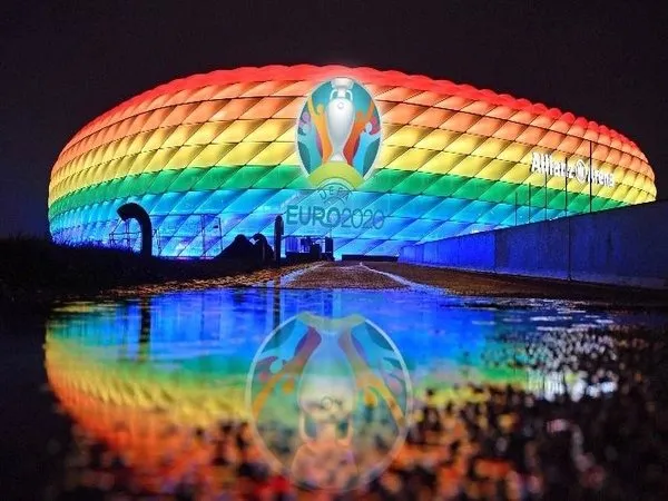 UEFA melarang pemerintah kota Muenchen untuk menyalakan lampu Allianz Arena dengan simbol pelangi LGBT di laga antara Jerman vs Hungaria hari Kamis esok (24/6) / via Reuters