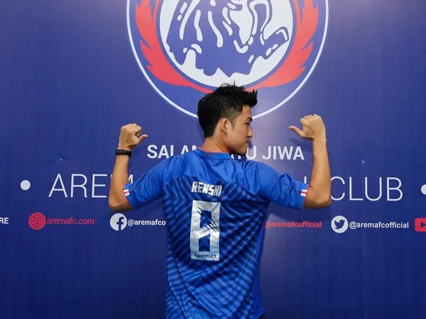Renshi Yamaghuci saat diperkenalkan sebagai pemain Arema FC