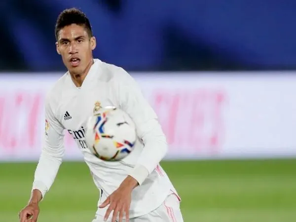 Florentino Perez bahas soal masa depan Raphael Varane.