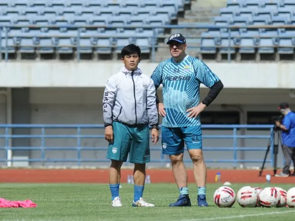 Pelatih Persib, Robert Rene Alberts dan pelatih fisik, Yaya Sunarya ketika memantau pemain berlatih