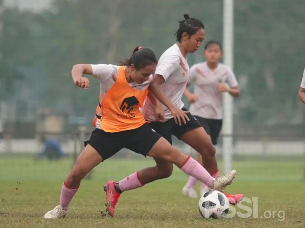Latihan skuat timnas wanita Indonesia