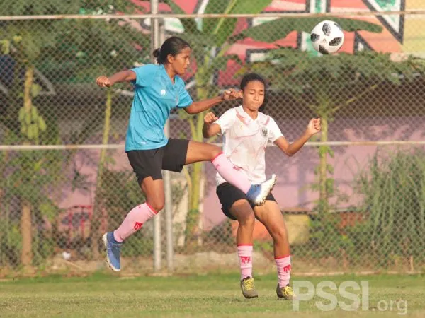 Latihan timnas wanita Indonesia