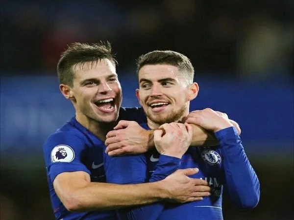 Cesar Azpilicueta menyebut Spanyol harus bisa mematikan pergerakan Jorginho di babak semifinal Euro 2020 melawan Italia (7/7) / via Getty Images