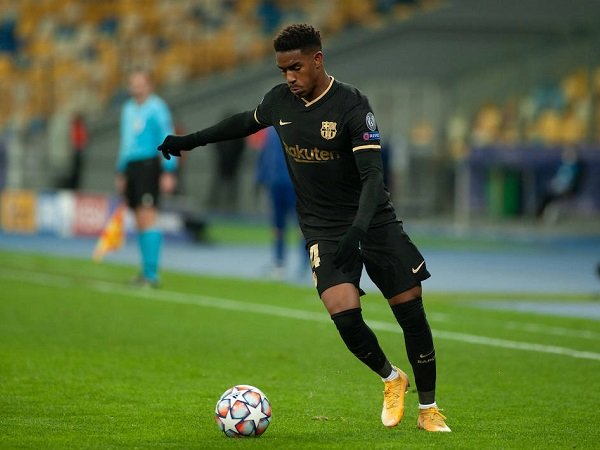 AC Milan Capai Kompromi Dengan Barcelona Soal Transfer Junior Firpo?